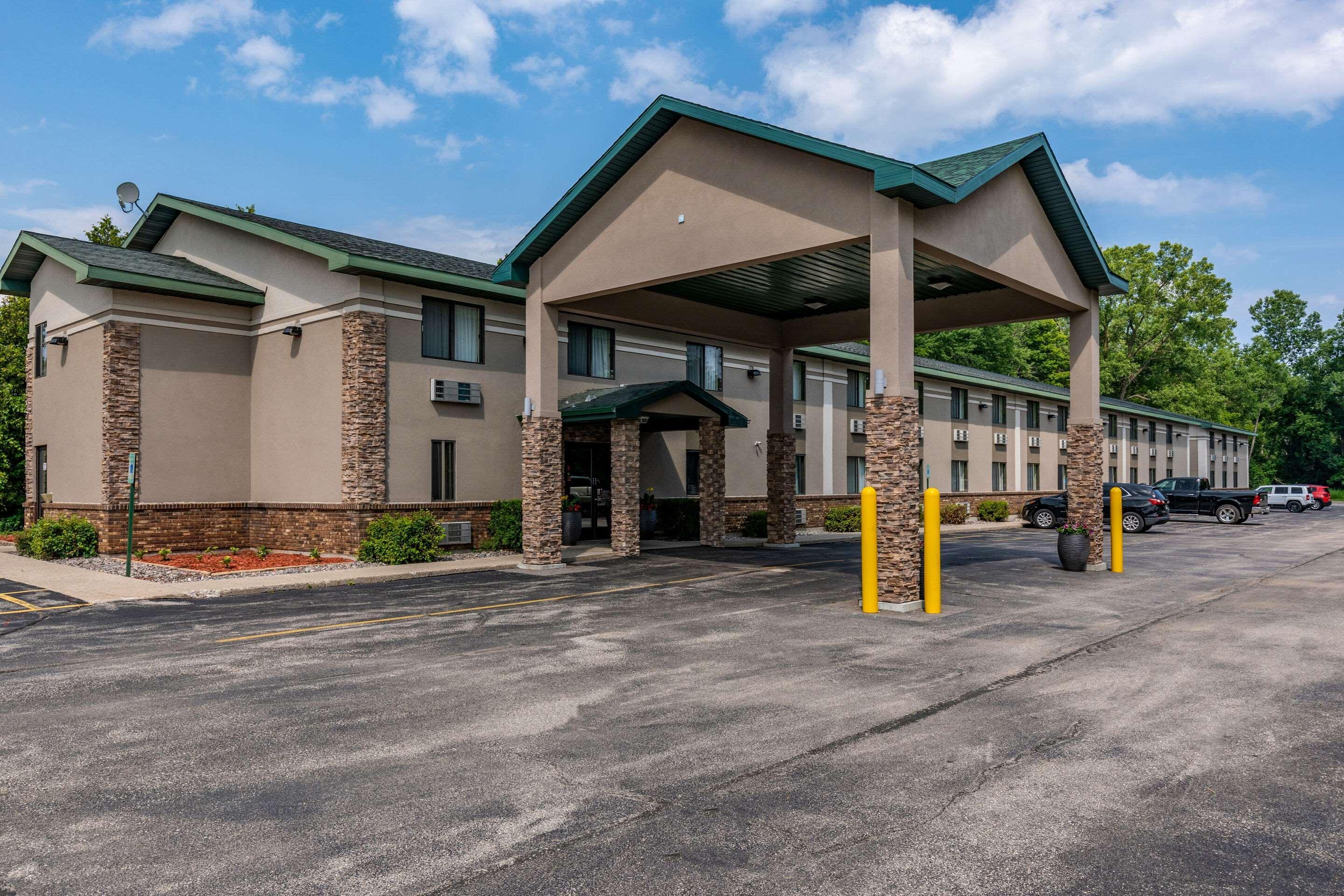 Quality Inn & Suites Marinette Exterior foto